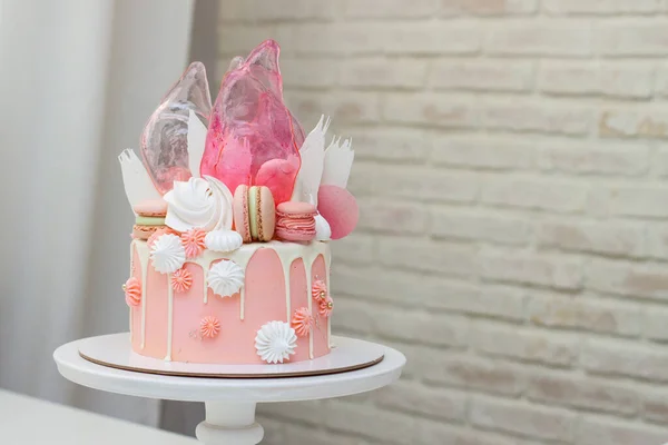 Moderne Roze Taart Met Chocolade Decor Karamel Franse Macarons Meringues — Stockfoto