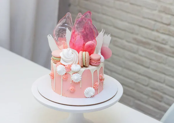 Moderne Roze Taart Met Chocolade Decor Karamel Franse Macarons Meringues — Stockfoto