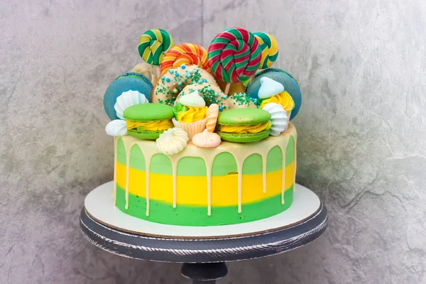 Gâteau Vert Jaune Brillant Avec Sucettes Macarons Meringues Chocolat Fondu — Photo
