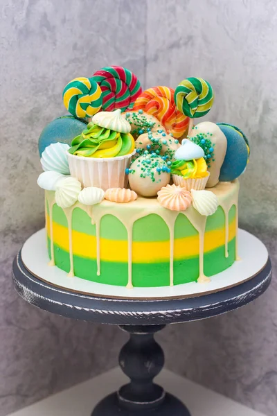 Heldere Groene Gele Taart Met Lolly Macarons Meringues Gesmolten Chocolade — Stockfoto