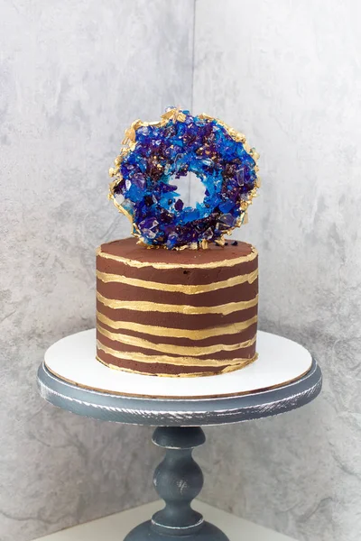 Nowoczesne Ciasto Czekoladowe Złotymi Paskami Niebieską Geodą Izomaltową Szare Tło — Zdjęcie stockowe