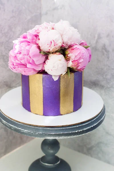 Modern Elegant Violet Golden Striped Cake Decorated Fresh Peony Flowers — Stock Photo, Image