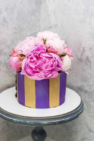 Modern Elegant Violet Golden Striped Cake Decorated Fresh Peony Flowers — Stock Photo, Image