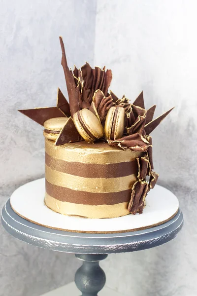 Pastel Cumpleaños Chocolate Con Rayas Doradas Decoración Chocolate Negro Macarrones —  Fotos de Stock