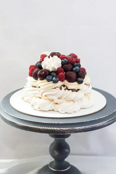 Meringue Pavlova Tårta Med Chokladsås Vispgrädde Och Färska Körsbär Jordgubbar — Stockfoto