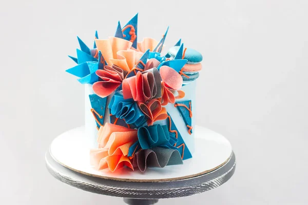 Moderno Pastel Cumpleaños Azul Naranja Con Papel Oblea Chocolate Macarrones —  Fotos de Stock