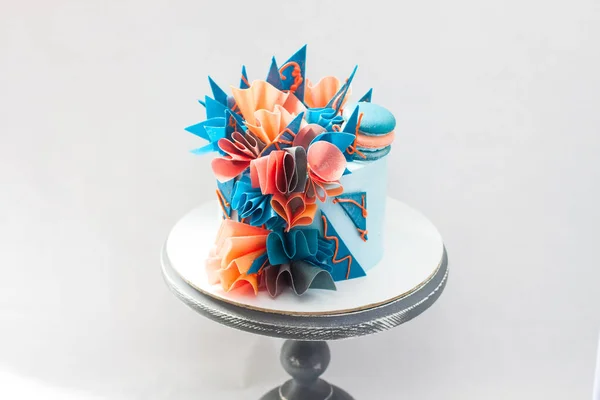 Bolo Aniversário Moderno Azul Laranja Com Papel Wafer Chocolate Macaroons — Fotografia de Stock