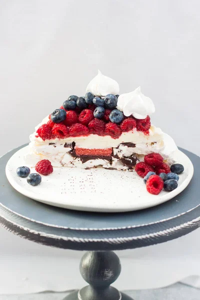 Snijd Pavlova Cake Met Bessen Vulling Slagroom Verse Aardbeien Frambozen — Stockfoto