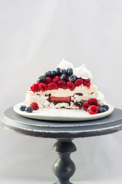Snijd Pavlova Cake Met Bessen Vulling Slagroom Verse Aardbeien Frambozen — Stockfoto