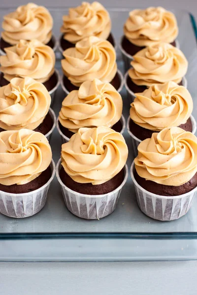 Ultieme Chocolade Deeg Cupcakes Met Pindakaas Roomkaas Glazuur Selectieve Focus — Stockfoto