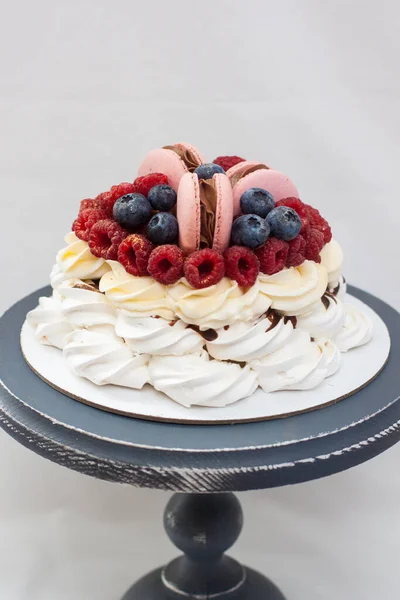 Meringue Pavlova Cake Met Slagroom Verse Aardbeien Frambozen Bosbessen Roze — Stockfoto