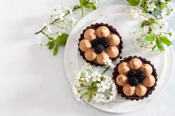 Torta Chocolate Com Recheio Caramelo Salgado Amoras Frescas Flores Cereja — Fotografia de Stock