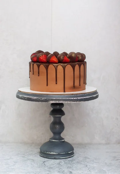 Torta Brownie Cioccolato Con Fragole Immerse Nel Cioccolato Fuso Cakestand — Foto Stock