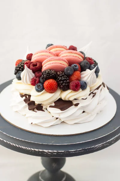 Tarta Pavlova Con Crema Batida Frambuesa Arándanos Moras Macarrones Franceses —  Fotos de Stock