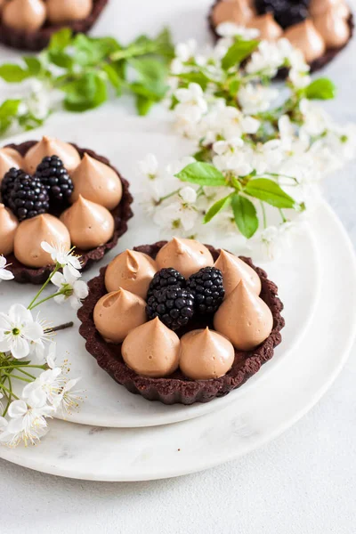 Chocolate Tart Salted Caramel Filling Fresh Blackberries Cherry Flowers Background — Stock Photo, Image