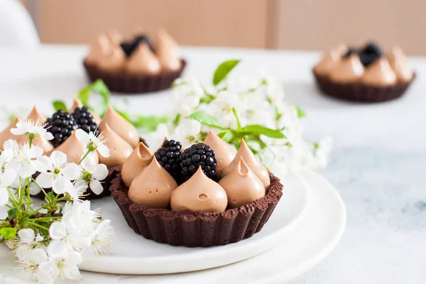 Torta Chocolate Com Recheio Caramelo Salgado Amoras Frescas Flores Cereja — Fotografia de Stock