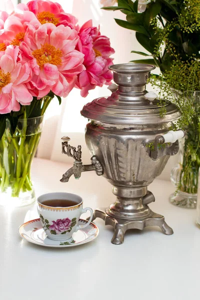 Still Life Old Russian Samovar Rustic Cup Tea Bouquet Peony — Stock Photo, Image