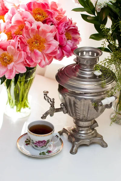 Still Life Old Russian Samovar Rustic Cup Tea Bouquet Peony — Stock Photo, Image