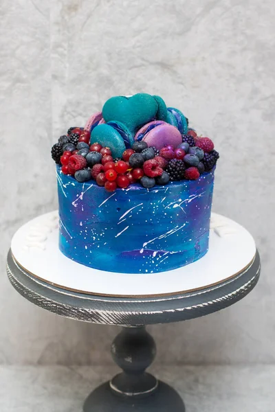 Gâteau Anniversaire Bleu Espace Sur Gâteau Rustique Décoré Baies Fraîches — Photo