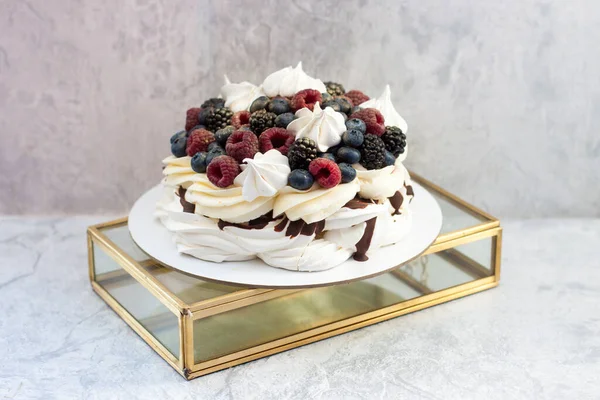 メレンゲケーキパブロワは 新鮮な熟したラズベリー ブラックベリーとブルーベリー そして灰色の背景にホイップクリーム — ストック写真