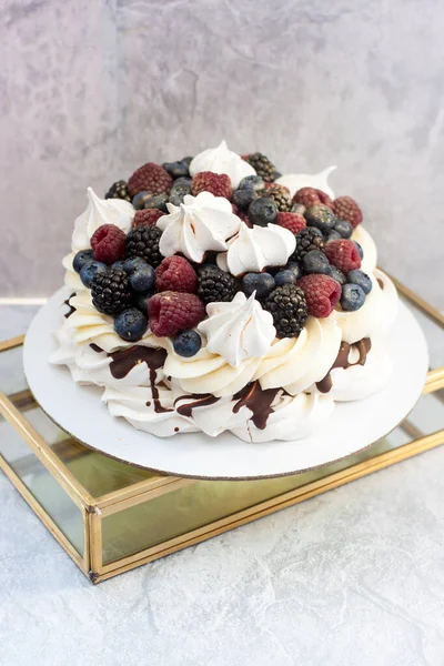 Bolo Merengue Pavlova Com Framboesa Madura Fresca Amora Mirtilo Chantilly — Fotografia de Stock