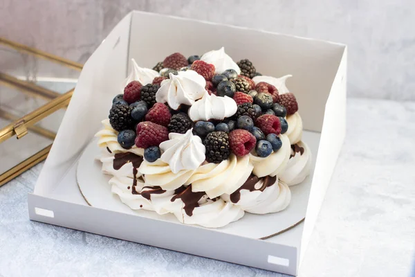 Meringue Kaka Pavlova Med Färska Mogna Hallon Björnbär Och Blåbär — Stockfoto