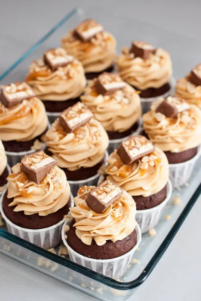 Cupcakes Met Pindakaas Roomkaas Glazuur Chocolade Beten Gezouten Karamel Gehakte — Stockfoto