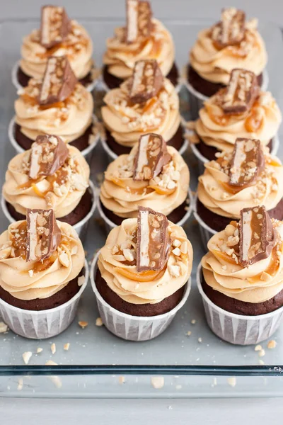 Cupcakes Met Pindakaas Roomkaas Glazuur Chocolade Beten Gezouten Karamel Gehakte — Stockfoto