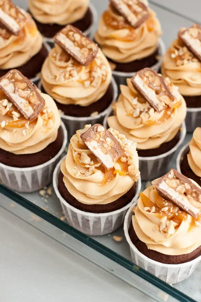 Cupcakes Met Pindakaas Roomkaas Glazuur Chocolade Beten Gezouten Karamel Gehakte — Stockfoto