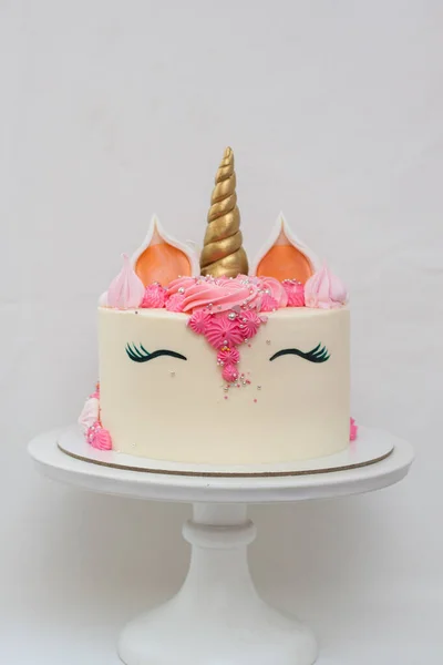 Pastel Unicornio Casero Decorado Con Crema Batida Rosa Fondo Liso — Foto de Stock