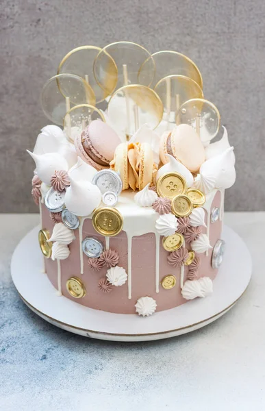 Lichtbruine Goudkleurige Verjaardagstaart Met Macarons Munten Meringue Lolly Grijze Achtergrond — Stockfoto