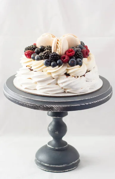 Tarta Pavlova Con Merengue Crema Batida Adn Bayas Frescas Decorado —  Fotos de Stock