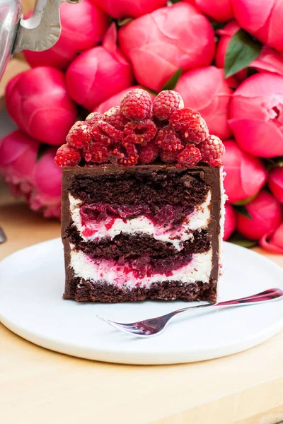 Een Stuk Chocoladetaart Met Roomkaas Bessenvulling Verse Frambozen Erop Boeket — Stockfoto