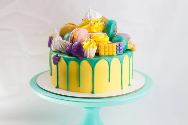 Pastel Amarillo Brillante Con Chocolate Derretido Verde Pasteles Cupcakes Barras —  Fotos de Stock