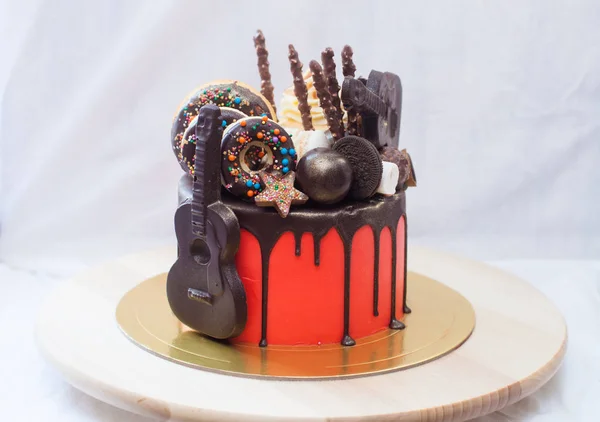 Gateau Rouge Avec Chocolat Fondu Guimauve Bonbons Caramels Guitares Beignets Cake Pops Et Etoiles Decoration Objet Gourmet Stock Photo Gateau Rouge Avec Chocolat Fondu Guimauve Bonbons Caramels Guitares Beignets Cake Pops Et Etoiles Decoration Objet Gourmet Stock Photo