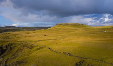 En güzel kanyon Fjadrargljufur ve kanyonun dibinden geçen sığ dere. Harika bir İzlanda ülkesi. Eylül 2019. Hava aracı vuruldu.