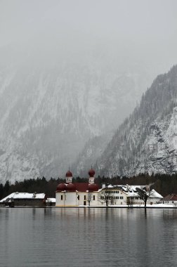 güzel Alp sahne - crystal lake koenigsee küçük kilise ile