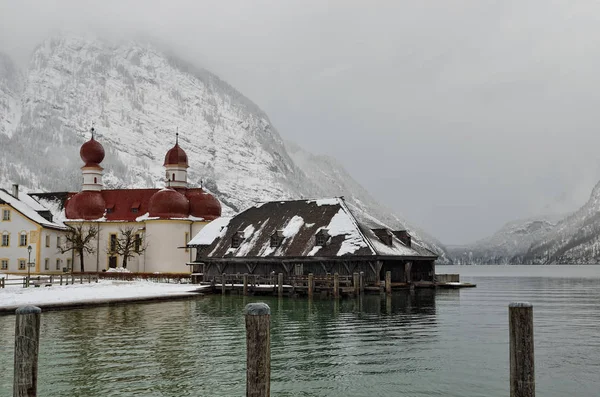 Bela paisagem alpina - lago de cristal Koenigsee com pequena igreja — Fotografia de Stock