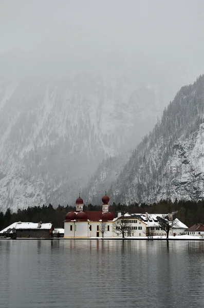 Hermoso paisaje alpino - lago de cristal Koenigsee con pequeña iglesia — Foto de Stock