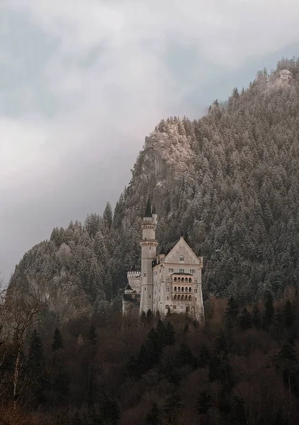 Neuschwanstein slott i Fussen, Bayern, Tyskland i en vacker vinterdag — Stockfoto