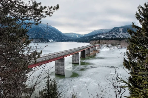 Vista aérea sobre o lago Sylvenstein e ponte nos Alpes de Ba — Fotografia de Stock