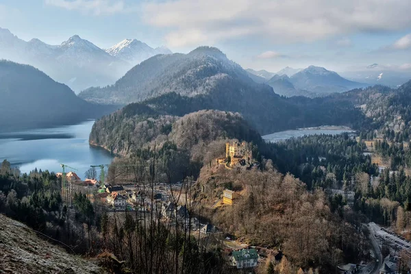 Famoso Castelo de Hohenschwangau em uma colina acidentada acima da aldeia de Hohenschwangau, perto de Fussen, no sudoeste da Baviera, Alemanha — Fotografia de Stock