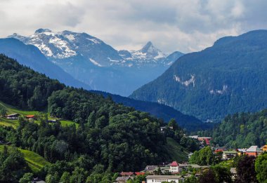 Berchtesgaden 'in tarihi bir kasabası ve bulutlu bir yaz gününde arka planda Watzmann Dağı, Nationalpark Berchtesgadener Toprakları, Yukarı Bavyera, Almanya