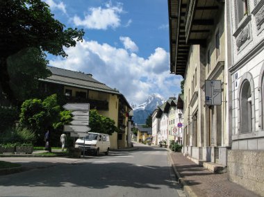 Güneşli yaz gününde Berchtesgaden, arka planda kar. Bavyera, Almanya.