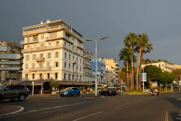 Vista de las coloridas calles de Cannes en Francia al aire libre antes de la lluvia . — Foto de Stock