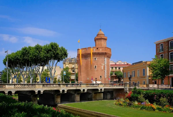 Vista para o Canal e Castelo de Perpignan na primavera. Pyrenees-Orientales, França — Fotografia de Stock