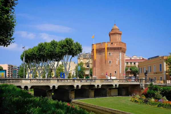 Uitzicht op het kanaal en het kasteel van Perpignan in de lente. Pyrénées-Orientales, Frankrijk — Stockfoto