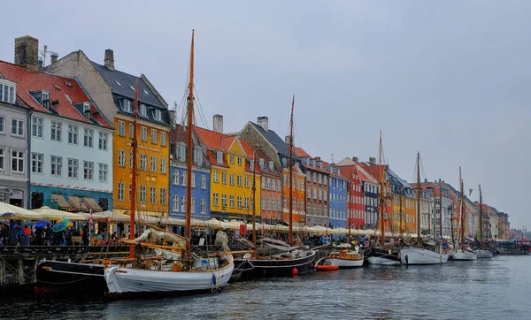 Panorama över norra sidan av Nyhavn med färgglada fasader av gamla hus och gamla fartyg i gamla stan i Köpenhamn, Danmarks huvudstad. — Stockfoto