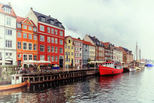 Panorama w północnej części wyspy Nyhavn z kolorowe elewacje starych domów i starych statków w stare miasto Kopenhaga, stolica Danii. — Zdjęcie stockowe