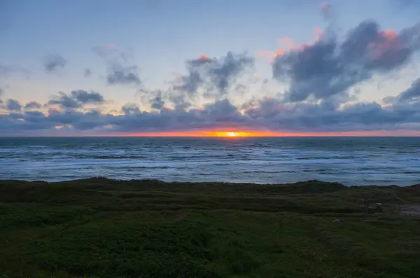 Ocean beach sunset. Danish coastline, Hirtshals in North Jutland in Denmark, Skagerrak, North Sea. July 2019 — Stock Photo, Image